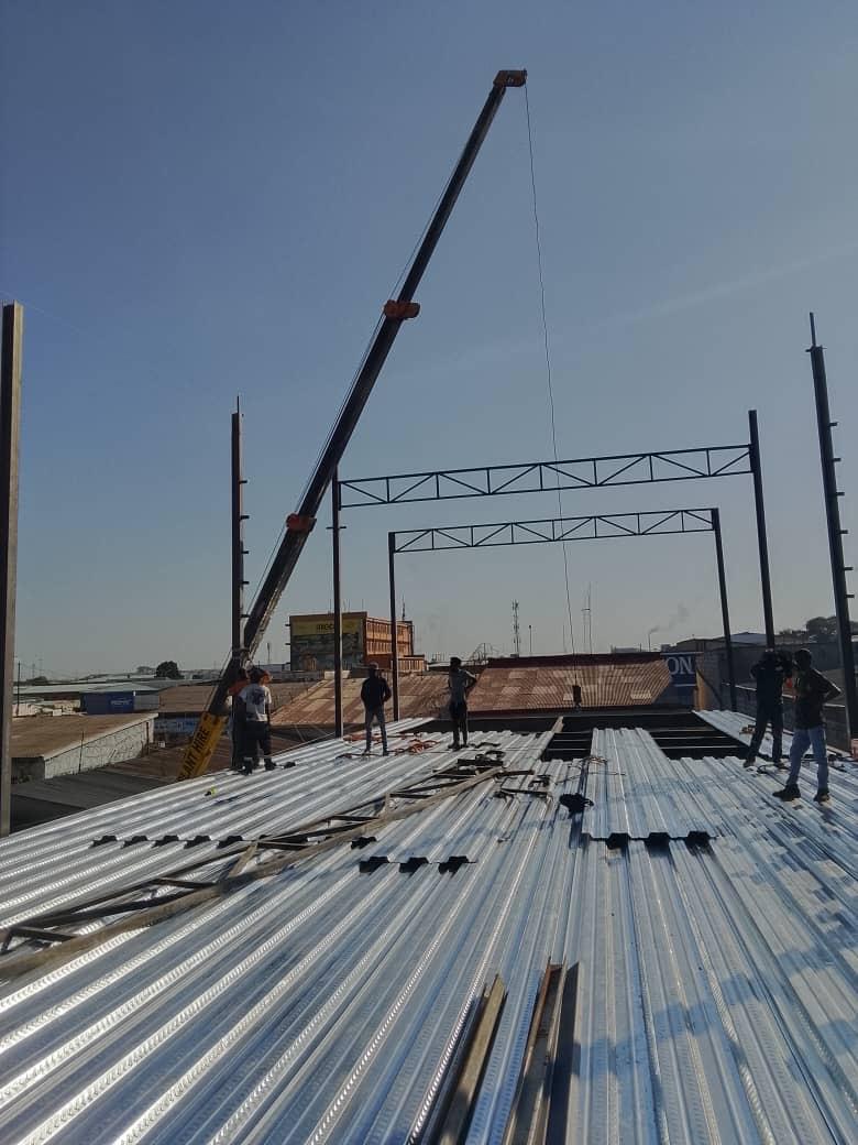 High-rise structural steel roof erection